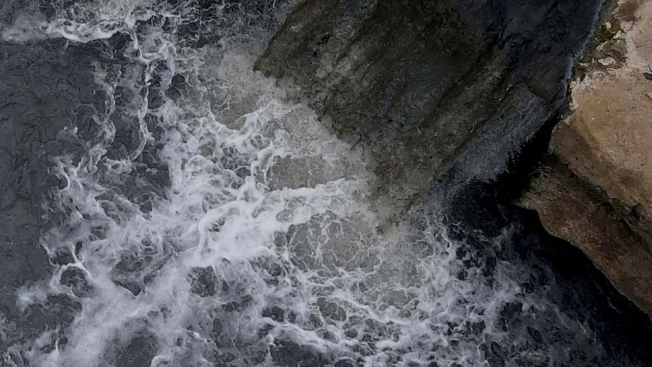 Fenomena matinya banyak ikan sapu-sapu ini mengindikasikan cemaran sungai di Curug Parigi itu dalam kondisi yang parah.<br>