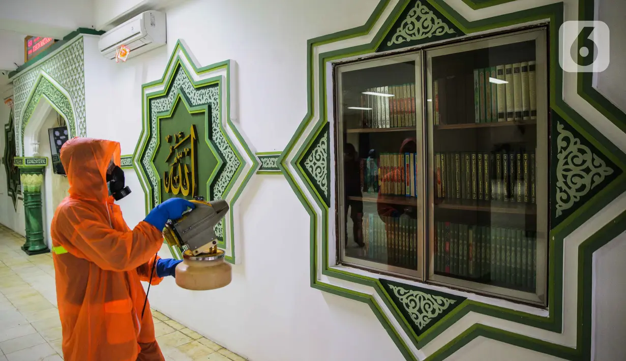 Petugas menyemprotkan cairan disinfektan di Mesjid Pangeran Diponegoro, Taman Mini Indonesia Indah, Jakarta, Rabu (18/3/2020). Penyemprotan tersebut dilakukan untuk antisipasi dan pencegahan penyebaran virus corona atau COVID-19 di lingkungan tempat peribadatan TMII. (Liputan6.com/Faizal Fanani)