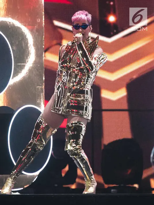 Penyanyi Katy Perry saat membawakan lagu pada konsernya bertajuk Witness: The Tour di ICE BSD, Tangerang Selatan, Sabtu (14/4). Pada lagu pembuka Katy kenakan kostum berwarna emas dan kacamata hitam. (Liputan6.com/Faizal Fanani)