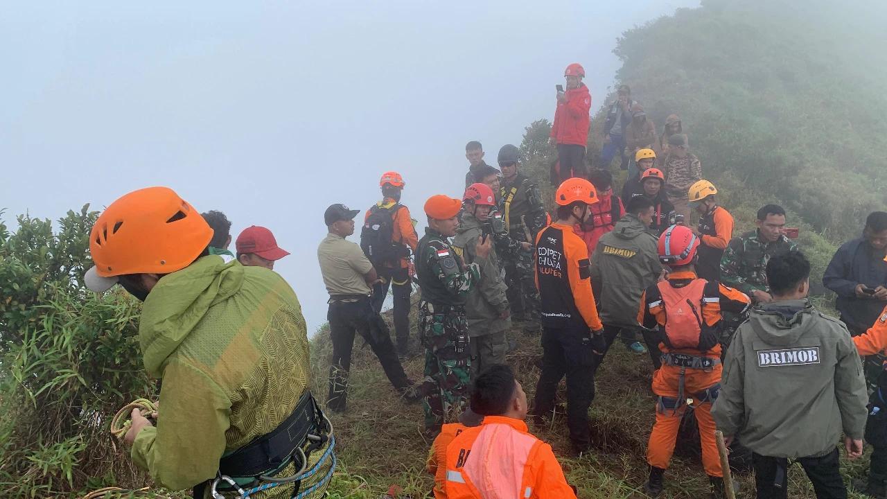 Tim SAR Temukan Satu Korban Pesawat ATR 42-500 di Utara Puncak Gunung Bulusaraung
