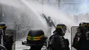 Sejumlah demonstran berhadapan dengan polisi saat aksi menentang kenaikan biaya hidup sekaligus menyuarakan tuntutan mahasiswa di Paris, Prancis, Sabtu (17/10/2026). (AP Photo/Emma Da Silva)