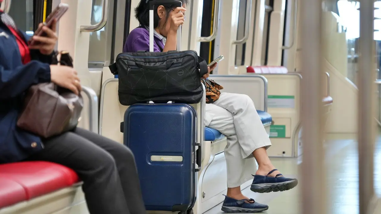 LRT Jabodebek mulai melakukan uji coba layanan penitipan barang di Stasiun Halim. (Foto: LRT)