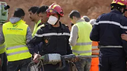 Petugas berusaha menyelamatkan bocah lelaki berusia 5 tahun yang jatuh ke dalam sumur di dekat kota Bab Berred dekat Chefchaouen, Maroko (4/2/2022). Hari ketiga upaya untuk menyelamatkan bocah tersebut dihentikan untuk sementara waktu pada hari Jumat (4/2). (AP Photo/Mosa'ab Elshamy)