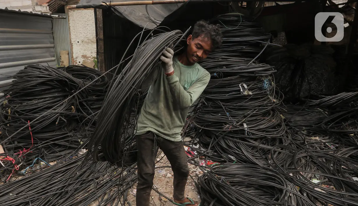 Aktivitas pekerja pengelupasan limbah kabel serat optik di kawasan Pondok Bahar, Kota Tangerang, Banten, Jumat (10/11/2023). (Liputan6.com/Angga Yuniar)