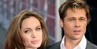Proses perceraian Angelina Jolie dan Brad Pitt hadir dengan kabar terbaru. Jolie yang baru saja kembali ke Los Angeles ternyata mengajukan dokumen terbaru terkait perceraian dan hak asuh anak. (AFP/Bintang.com)