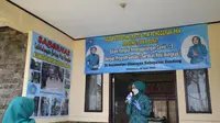 Ketua TP PKK Provinsi Jawa Barat Atalia Ridwan Kamil saat meninjau dapur umum Kecamatan Cimenyan, Kabupaten Bandung, Rabu lalu (29/4/20). (sumber foto : Humas Pemprov Jabar)