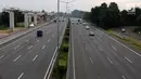 Sejumlah kendaraan melintas di Jalan Tol Jakarta-Cikampek, Selasa (13/3). Pada hari pertama pemberlakuan kebijakan, dinyatakannya, terpantau pengguna jalan tol beralih waktu. (Liputan6.com/Arya Manggala)