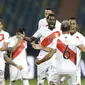Para pemain Peru merayakan kemenangan timnya atas Paraguay pada perempat final Copa America 2021 di Estadio Olimpico Pedro Ludovico, Brasil, Sabtu (3/7/2021) dini hari WIB. Peru berhasil mengalahkan Paraguay dalam drama adu penalti dengan skor 4-3. (AP Photo/Andre Penner)