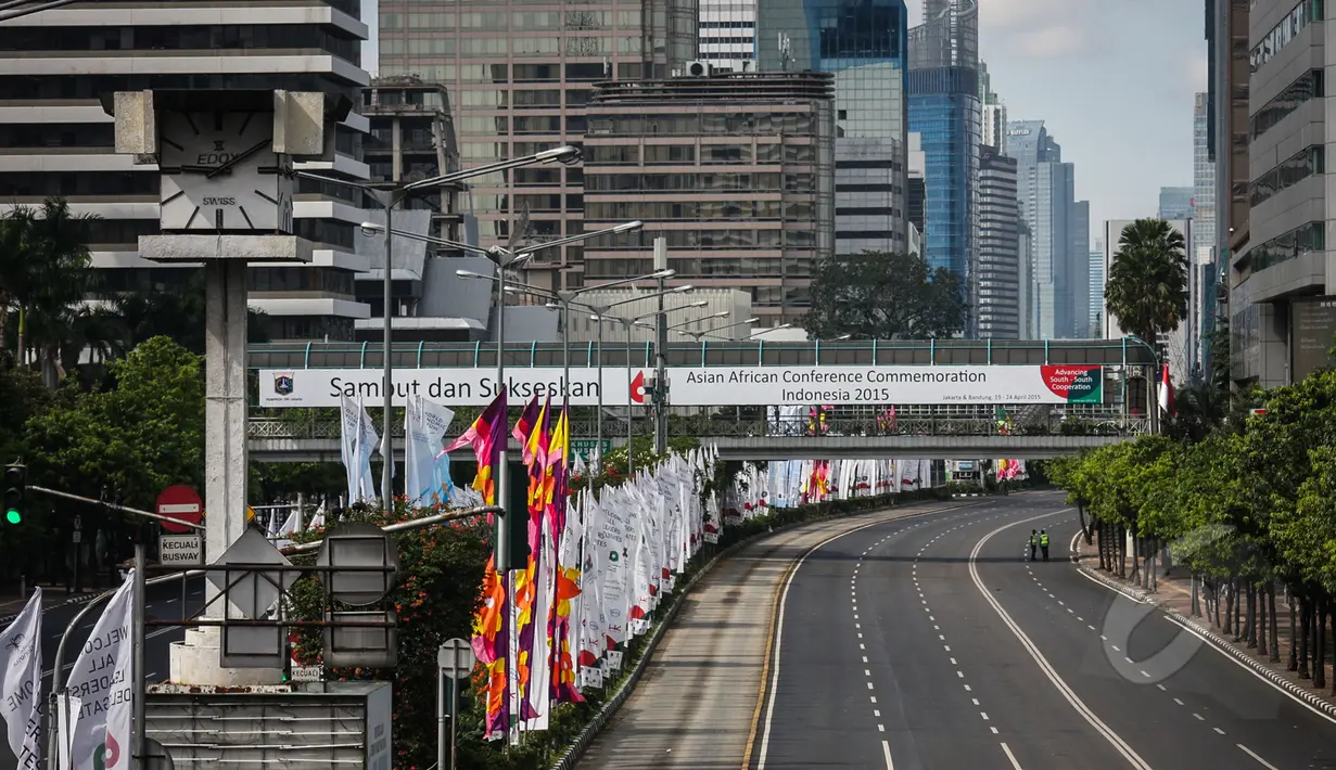 Suasana jalan protokol (Medan Merdeka Barat dan Thamrin) tampak sepi dari kendaraan bermotor, Jakarta, Rabu (22/4/2015). Sejumlah ruas jalan utama di Jakarta ditutup untuk sementara saat puncak Konferensi Asia-Afrika (KAA). (Liputan6.com/Faizal Fanani)
