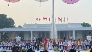 Presiden Joko Widodo atau Jokowi bersama Ibu Iriana dan para menteri menghadiri langsung acara Istana Berkebaya, di Kompleks Istana Merdeka Jakarta, Minggu (6/8/2023). (Liputan6.com/ Muhammad Radityo Priyasmoro)