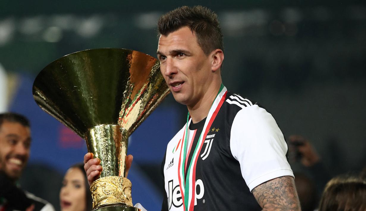 Juventus. Pada awal musim 2015/2016 Mario Mandzukic dipinang Juventus dengan mahar senilai 19 juta euro. Total 4 musim bersama Bianconeri ia tampil dalam 162 laga dengan raihan 44 gol dan mengoleksi 4 gelar scudetto, 3 Copa Italia dan 1 trofi Super Copa Italia. (Foto: AFP/Isabella Bonotto)