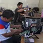 Karyawan Kusrin sedang memproduksi televisi tabung. (Liputan6.com/Reza Kuncoro)