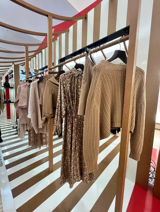 Parade warna khakis juga nampak tersedia untuk Anda yang tidak begitu suka terlalu mencolok. Wujudkan penampilan yang ceria namun elegan khas Max Mara dengan permainan material knit, satin, katun, wool dan sedikit corak bintang-bintang. / Foto dok: Fimela.com.