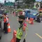 Petugas gabungan menghentikan pengendara mobil yang hendak menuju Puncak di Simpang Gadog, Bogor, Kamis (24/12/2020). Polisi bakal menutup jalur Puncak guna mengantisipasi lonjakan volume kendaraan dan penyebaran Covid-19 seiring peringatan malam tahun baru. (merdeka.com/Arie Basuki)