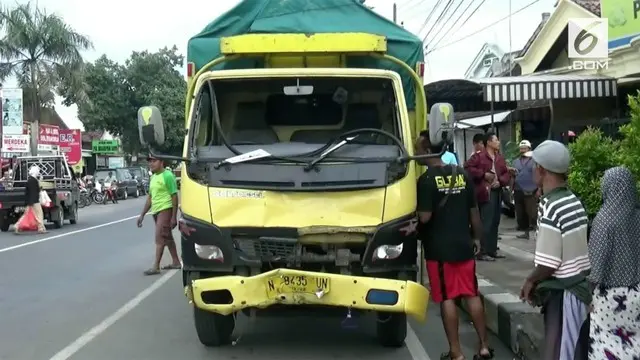 Dua orang pemotor tewas setelah ditabrak sebuah truk di Ponorogo, Jawa Timur. Saat kejadian, truk sedang membawa ribuan liter miras.