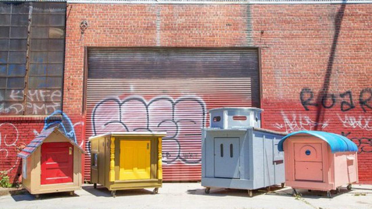 Bahagiakan Tunawisma, Seniman Buat Rumah dari Barang Bekas