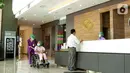 Perawat membantu pasien mata mendorong kursi roda di JEC Eye Hospitals and Clinics, Kedoya, Jakarta, Kamis (17/09/2020). Rumah sakit mata peraih Akreditasi Gold Seal dari JCI meningkatkan kualitas kesehatan dan keselamatan pasien guna menekan penyebaran Covid-19. (Liputan6.com/Pool)