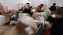 Para pekerja ekspedisi sibuk memilah paket untuk dikirim ke pelanggan saat Singles Day di Beijing, China, Senin (11/11/2019). Singles Day menjadi pesta belanja online terbesar di dunia. (NOEL CELIS/AFP)