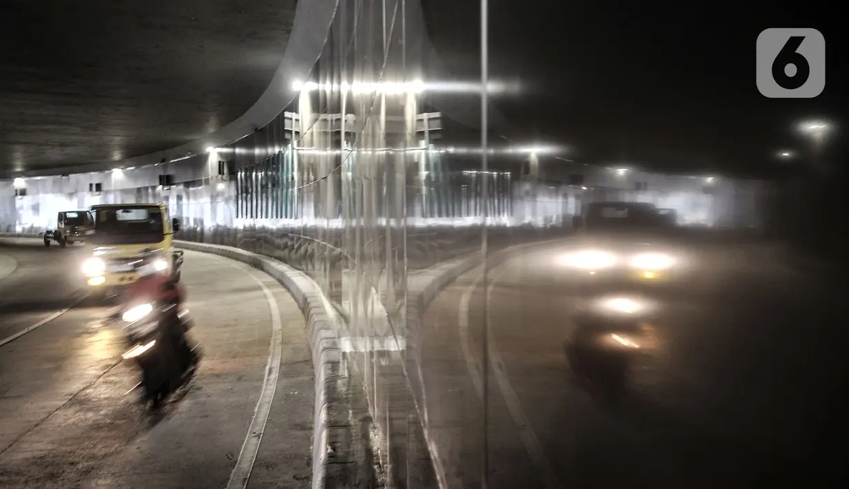 Kendaraan melintasi Underpass Senen Extension, Jakarta, Rabu (2/12/2020). Pemprov DKI Jakarta melakukan uji coba tahap dua Underpass Senen Extension mulai 2-9 Desember 2020. (merdeka.com/Iqbal S. Nugroho)