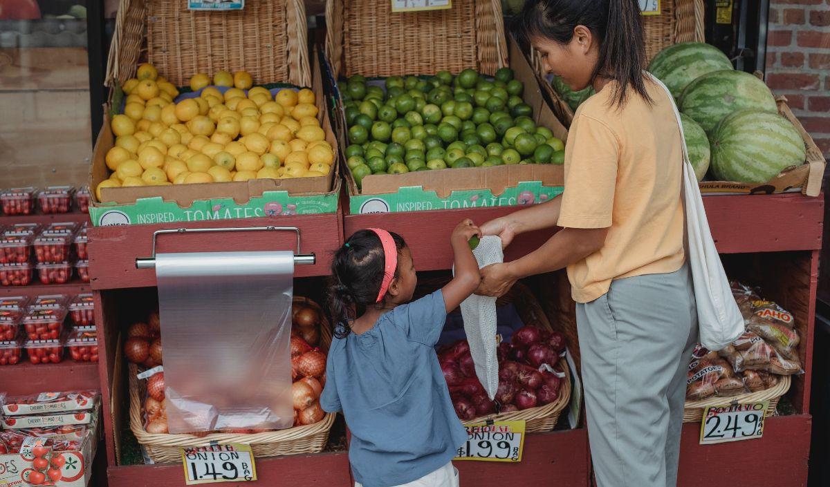 8.&nbsp;Berbelanja Sayur dan Buah