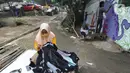 Warga menyelesaikan pembuatan batik tulis saat pelaksanaan kegiatan mural Raincity Strike #8 di Kampung Batik Cibuluh, Bogor, Minggu (22/11/2020). Kegiatan seni mural ini melibatkan puluhan seniman mural se-Jabodetabek di kampung batik. (merdeka.com/Arie Basuki)