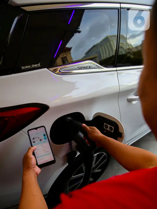 Pada Nataru 2023/2024, konsumsi energi kendaraan listrik tercatat sebesar 139.335 kWh, sedangkan pengisian daya pada periode yang sama di tahun 2024 melonjak menjadi 706.579 kWh. (Liputan6.com/Angga Yuniar)