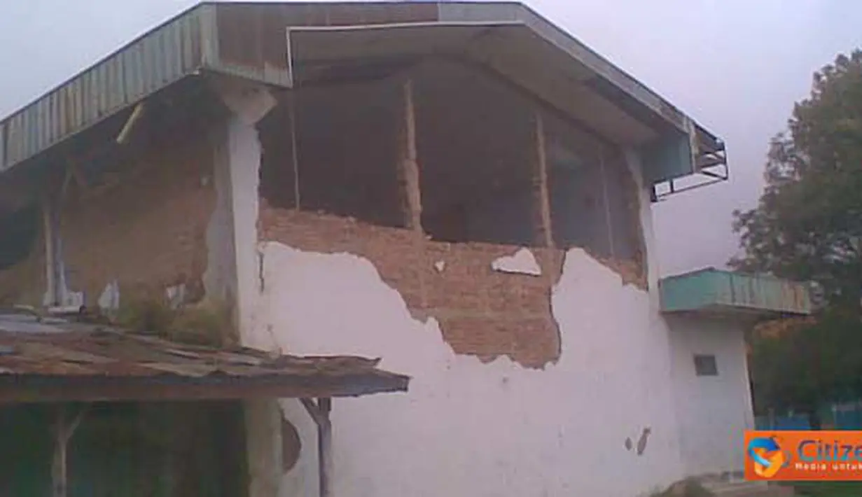 Citizen6, Bandung: SMP Negeri 1 Kertasari, Kabupaten Bandung, rusak parah akibat gempa bumi. Hingga saat ini sekolah tersebut belum di renovasi. (Pengirim: Sany Bahtiar)