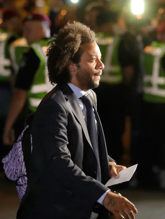 Bek kiri Real Madrid, Marcelo tiba di hotel tempat skuad timnya menginap di Keiv, Ukraina, Kamis (24/5). Di hotel tersebut, Cristiano Ronaldo cs akan menginap sampai sebelum partai Final Liga Champions berlangsung. (AP/Sergei Grits)