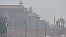 Polusi udara parah terlihat di sekitar gedung-gedung pemerintah di New Delhi (15/10/2019). Pemerintah New Delhi melarang penggunaan generator diesel pada 15 Oktober karena tingkat polusi di ibu kota India tersebut melampaui batas aman lebih dari empat kali. (AFP Photo/Sajjad Hussain)