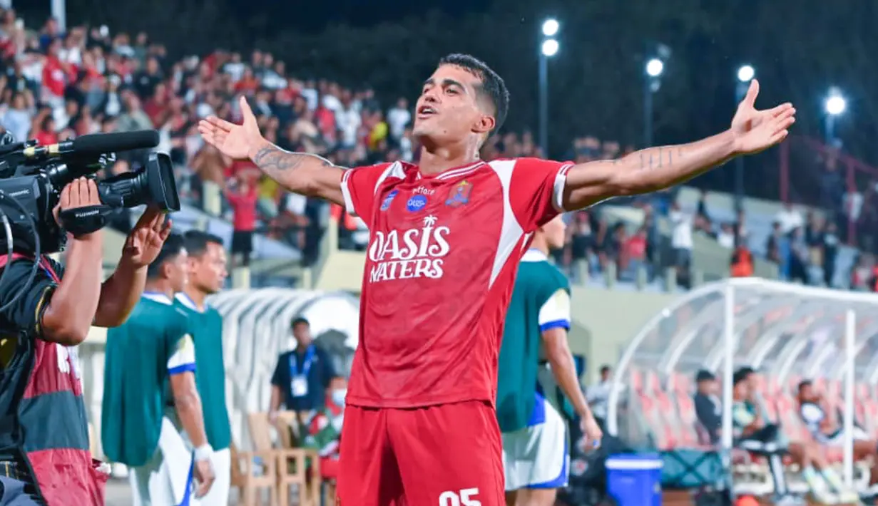 Pemain Persijap Jepara, Carlos Franca, melakukan selebrasi setelah mencetak gol ke gawang Persib Bandung pada laga BRI Super League di Stadion Gelora Bumi Kartini, Jepara hari Senin (18/08/2025) malam WIB. (Dok. Persijap)