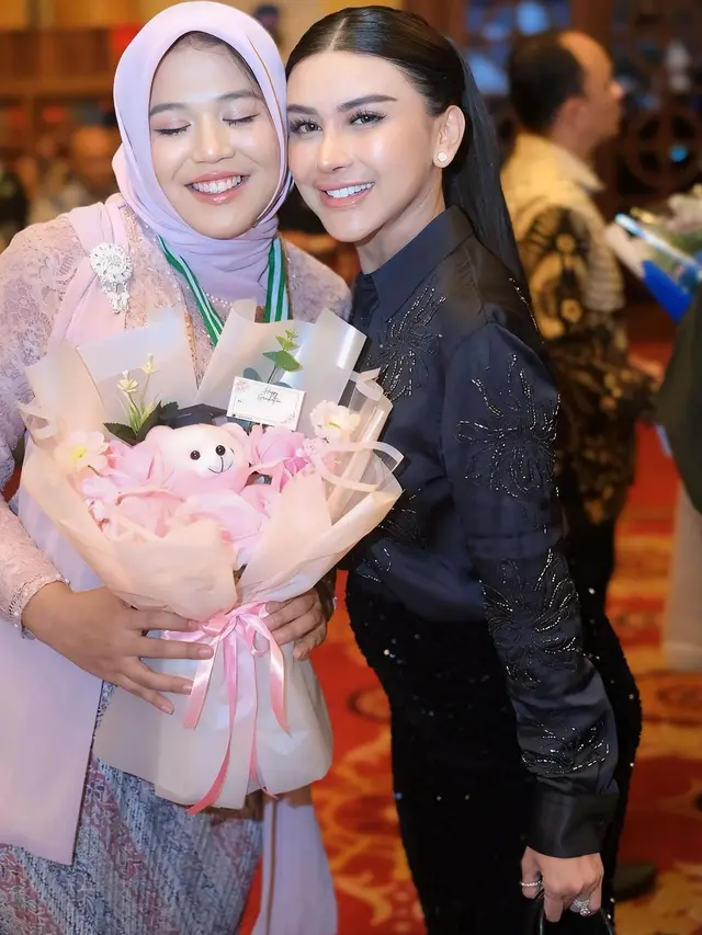 Potret wisuda Kanaya Tiara Atmaja anak ke-2 Bebizie Fatlanay (Sumber: Instagram/@bebizie)