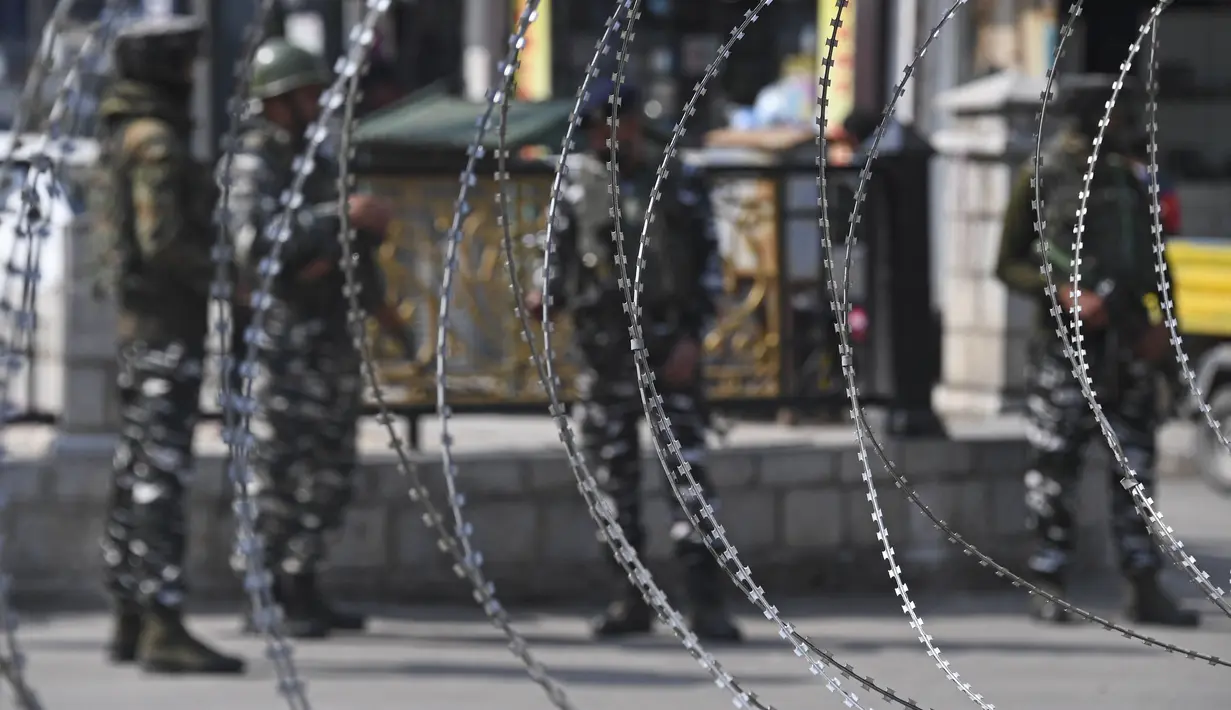 Pasukan paramiliter India berjaga di Srinagar setelah tersangka militan menembak mati lima tentara di Srinagar (12/10/2021). Juru bicara militer India, Letnan Kolonel Davinder Anand, mengatakan kelima personel itu sempat dilarikan ke rumah sakit setelah terluka dalam bentrokan. (AFP/Tauseef Mustafa)