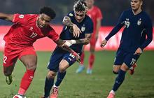 Pemain Thailand ini Tumbang saat Mengawal Nguyen Xuan Son di Final Piala AFF, Alami Cedera hingga Pakai Kursi Roda