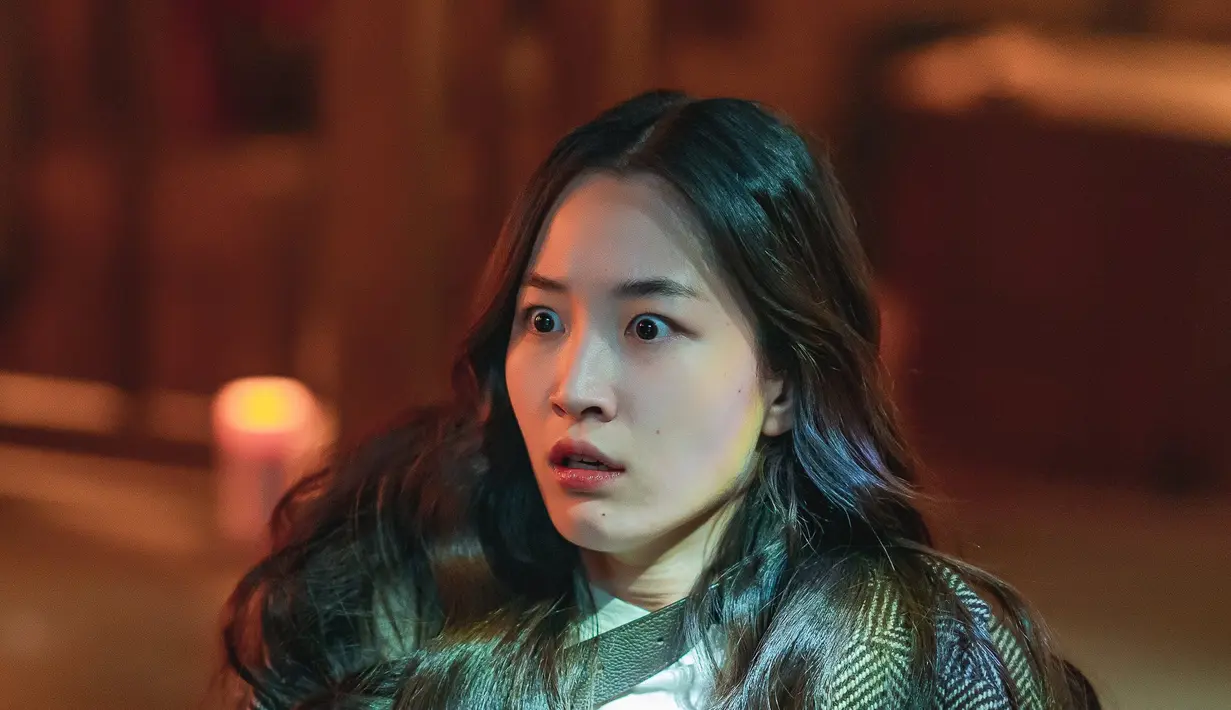 Ekspresi kaget dan matanya yang terbuka lebar menunjukkan bahwa sesuatu yang aneh sedang terjadi. (Foto: kbsdrama Instagram via Soompi)