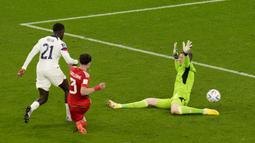 Ancaman tersebut baru membuahkan hasil pada menit ke-36 lewat aksi Timothy Weah. Gol dicetak Timothy Weah usai menerima umpan terobosan Christian Pulisic. (AP/Themba Hadebe)