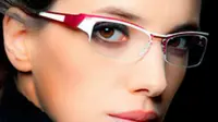 Begini caranya tampil cantik saat mengenakan kacamata. Foto: Teluguone.com