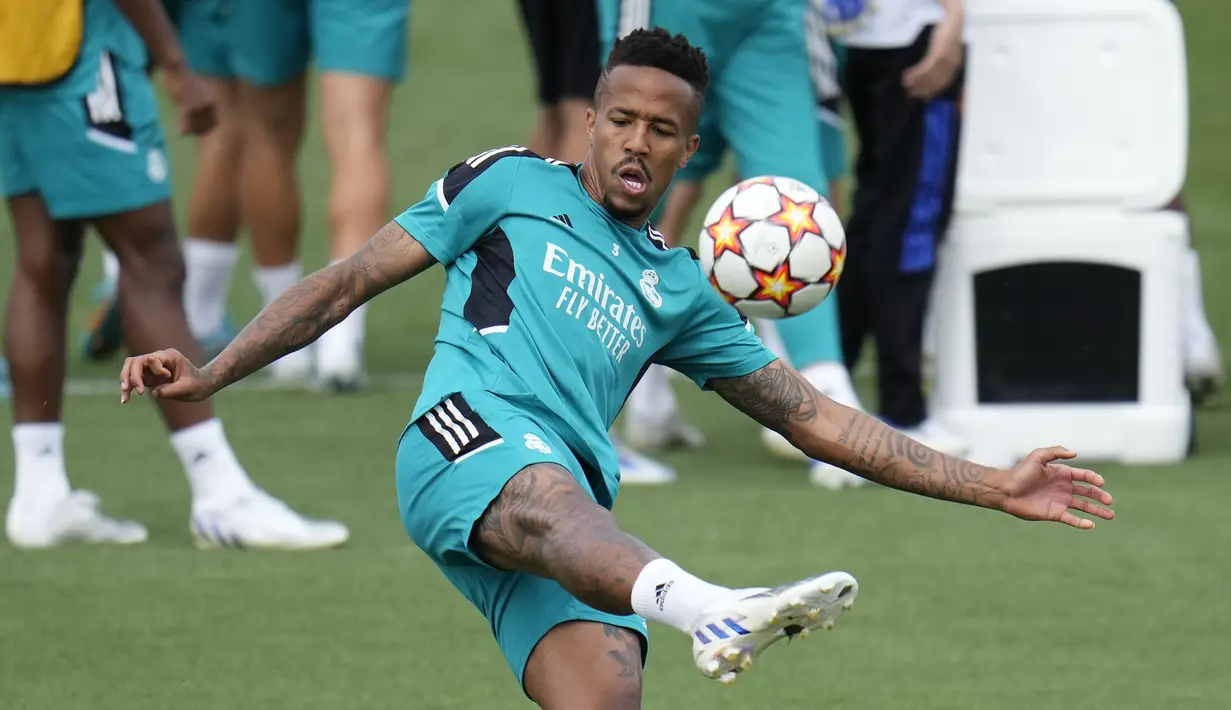 Bek Real Madrid Eder Militao menendang bola saat sesi latihan menjelang pertandingan final Liga Champions di Ciudad Real Madrid di Valdebebas, Selasa (24/5/2022). Big match antara Liverpool dan Real Madrid akan tersaji di final Liga Champions 2021-2022 di Stade de France, Paris pada Minggu, 29 Mei dini hari WIB. (AP Photo/Manu Fernandez)