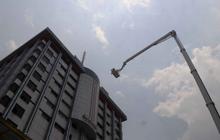 Padamkan kebakaran di Gedung Sarinah, petugas pakai bronto sky lift
