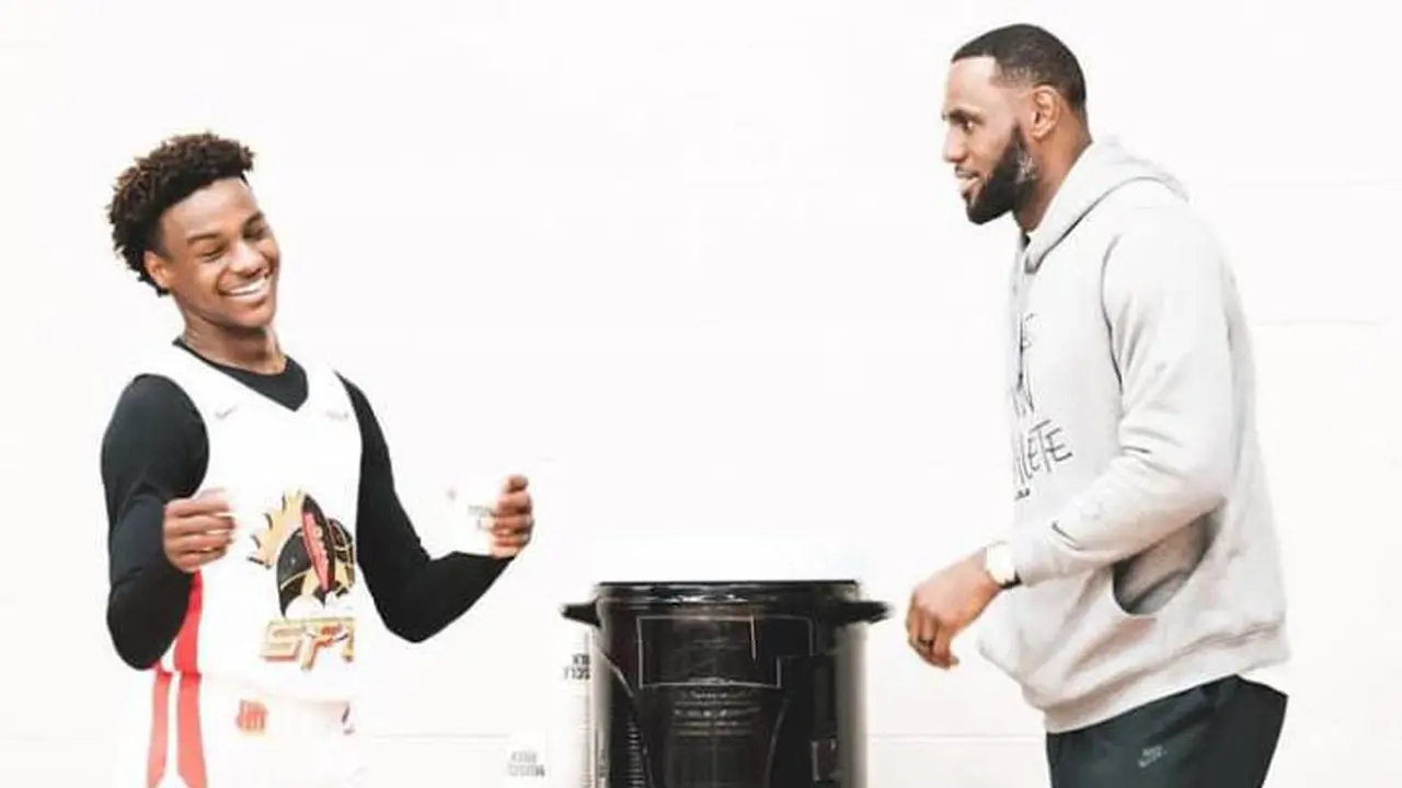 Bronny bersama ayahnya, Lebron James.