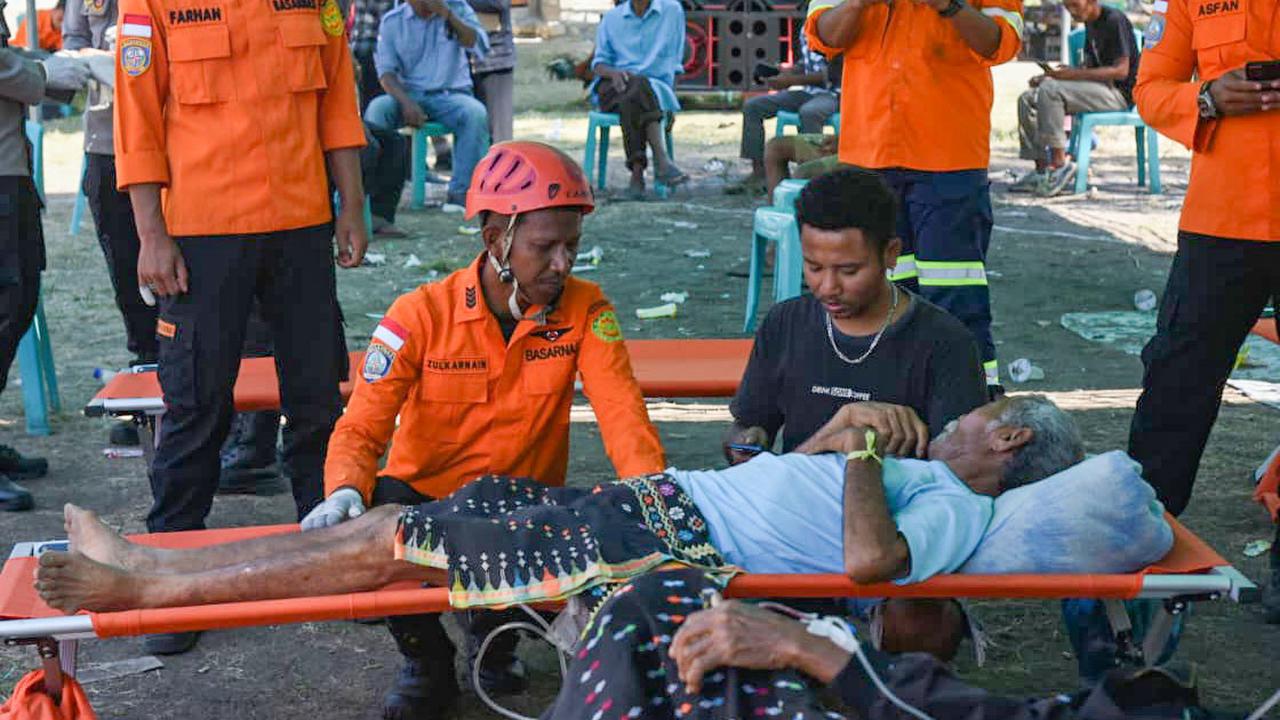 Basarnas Evakuasi Korban Gempa M 7,7 di NTT