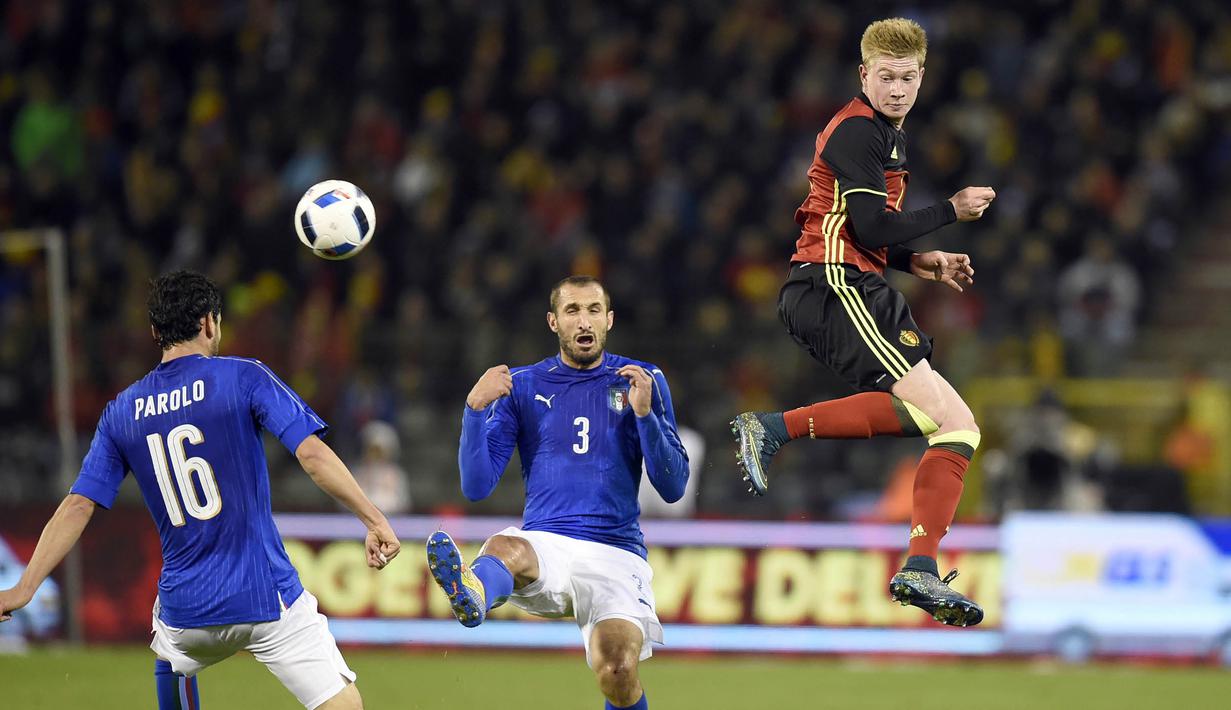 Gelandang Belgia, Kevin De Bruyne menyundul bola saat laga persahabatan melawan Italia di Stadion King Baudouin, Belgia, Sabtu (13/11/2015). (AF Photo/John Thys)