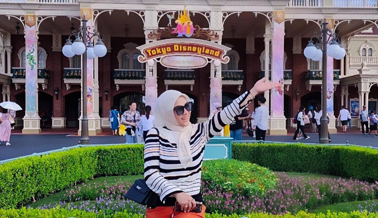 Seru liburan bersama keponakan, Syahrini turut mengabadikan banyak momen serunya saat berada di taman bermain yang menjadi destinasi wisata para selebriti ini. Liburan bersama keponakan, kebersamaan Syahrini ini banyak menuai sorotan netizen. (Liputan6.com/IG/@princessyahrini)