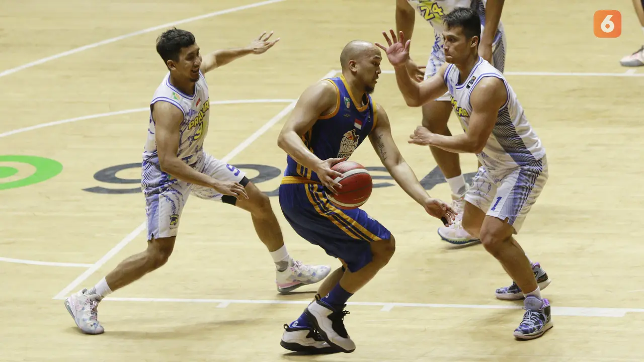 Foto: Aksi Memukau Arki Wisnu Saat Satria Muda Tumbangkan Prawira Bandung di IBL 2022