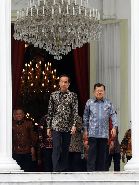 Presiden Joko Widodo dan Wapres Jusuf Kalla bersiap untuk foto bersama dengan sejumlah Menteri Kabinet Kerja Periode 2014-2019 saat acara perpisahan di Istana Negara, Jakarta, Jumat (18/10/2019). (Istimewa)