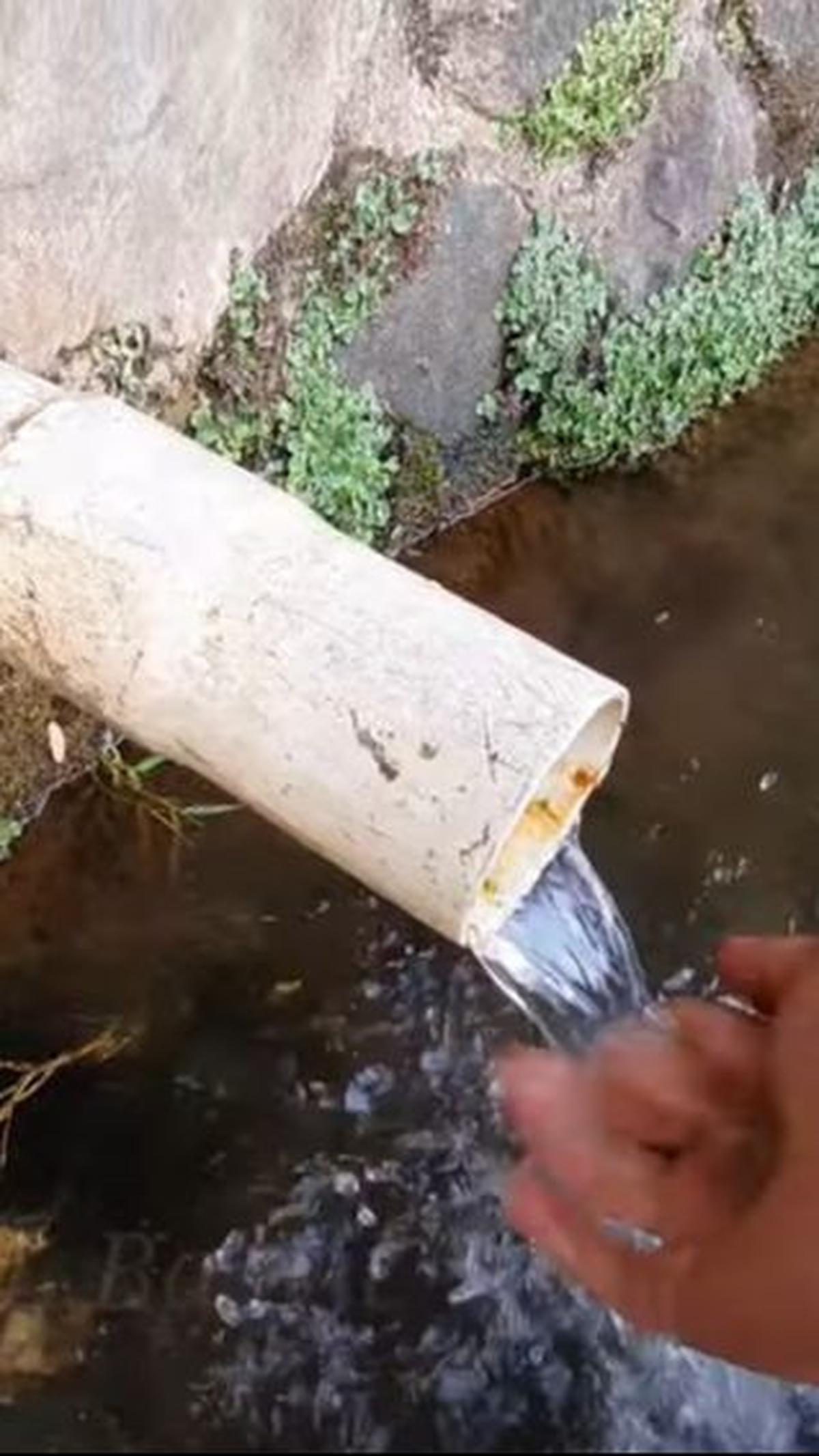 "Jadi ini sudah disedekahkan oleh yang punya, tanah ini supaya air itu tidak dijual," kata pria perekam video menimpali.&nbsp;