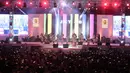 Ribuan penonton yang memadati acara Meikarta Muisc Festival yang berlangsung di kawasan Cikarang pada Sabtu (26/8). Penampilan JKT 48 sukses menghibur para penggemarnya dan penonton yang hadir. (Nurwahyunan/Bintang.com)