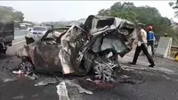 Sebuah mobil hangus terbakar dalam kecelakaan maut Tol Cipularang. (Liputan6.com/Abramena)