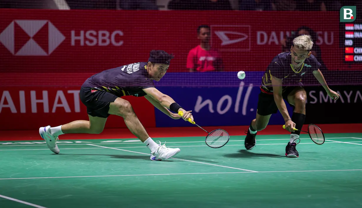 <p>Ganda putra Indonesia, Muhammad Shohibul Fikri/Bagas Maulana berusaha mengembalikan bola ke arah lawannya, pasangan China, Chen Bo Yang/Liu Yi pada laga babak 32 besar Daihatsu Indonesia Masters 2024 di Istora Senayan, Jakarta, Selasa (23/1/2024). Muhammad Shohibul Fikri/Bagas Maulana menang rubber game 21-16, 17-21 dan 21-17. (Bola.com/Bagaskara Lazuardi)</p>
