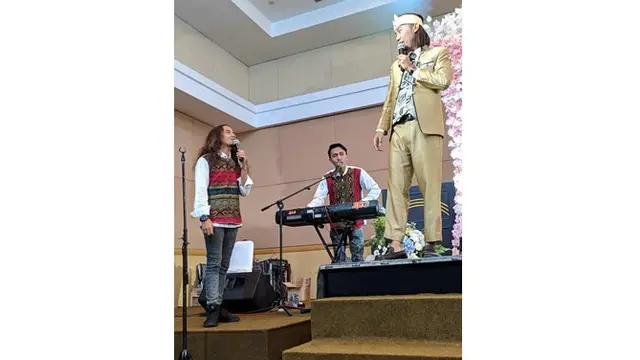 Di pesta pernikahannya, Ade Jigo sempat melantunkan sebuah lagu. Ia tampak begitu bahagia.