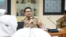 Aktif bagikan kegiatan di media sosial, tak sedikit pula warganet yang memuji paras tampan Sahrul Gunawan. Dirinya disebut awet muda dan justru seumuran dengan putri sulungnya, Raihana Zemma Gunawan. (Liputan6.com/IG/@sahrulgunawanofficial)